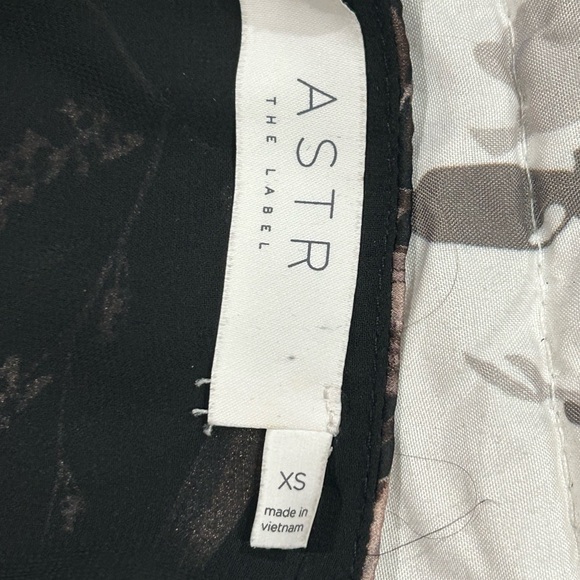 💗💗💗NWT 💗💗💗ASTR The Label floral wrap dress satin like XS - Picture 6 of 7